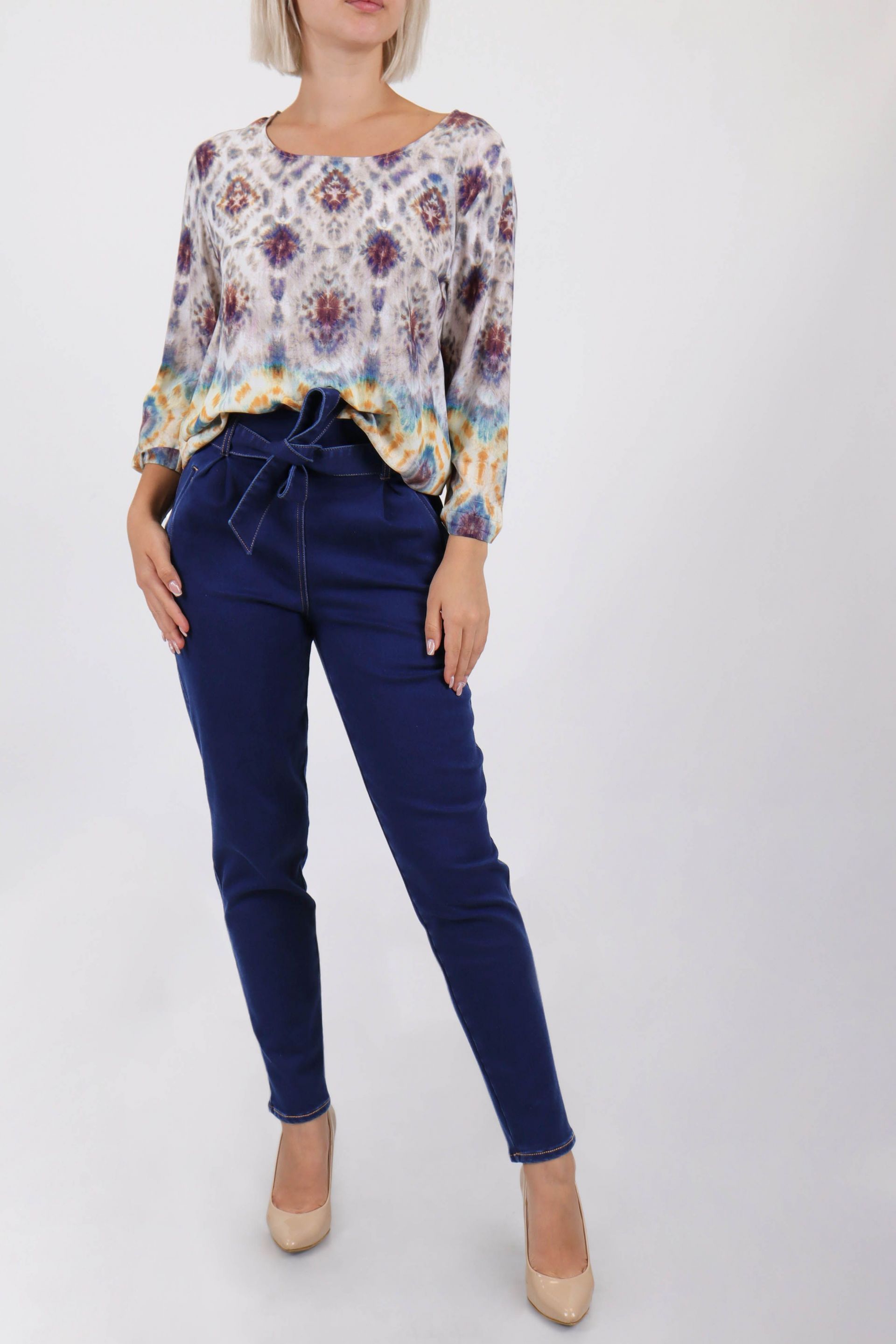 High-waisted jeans with textile belt 2