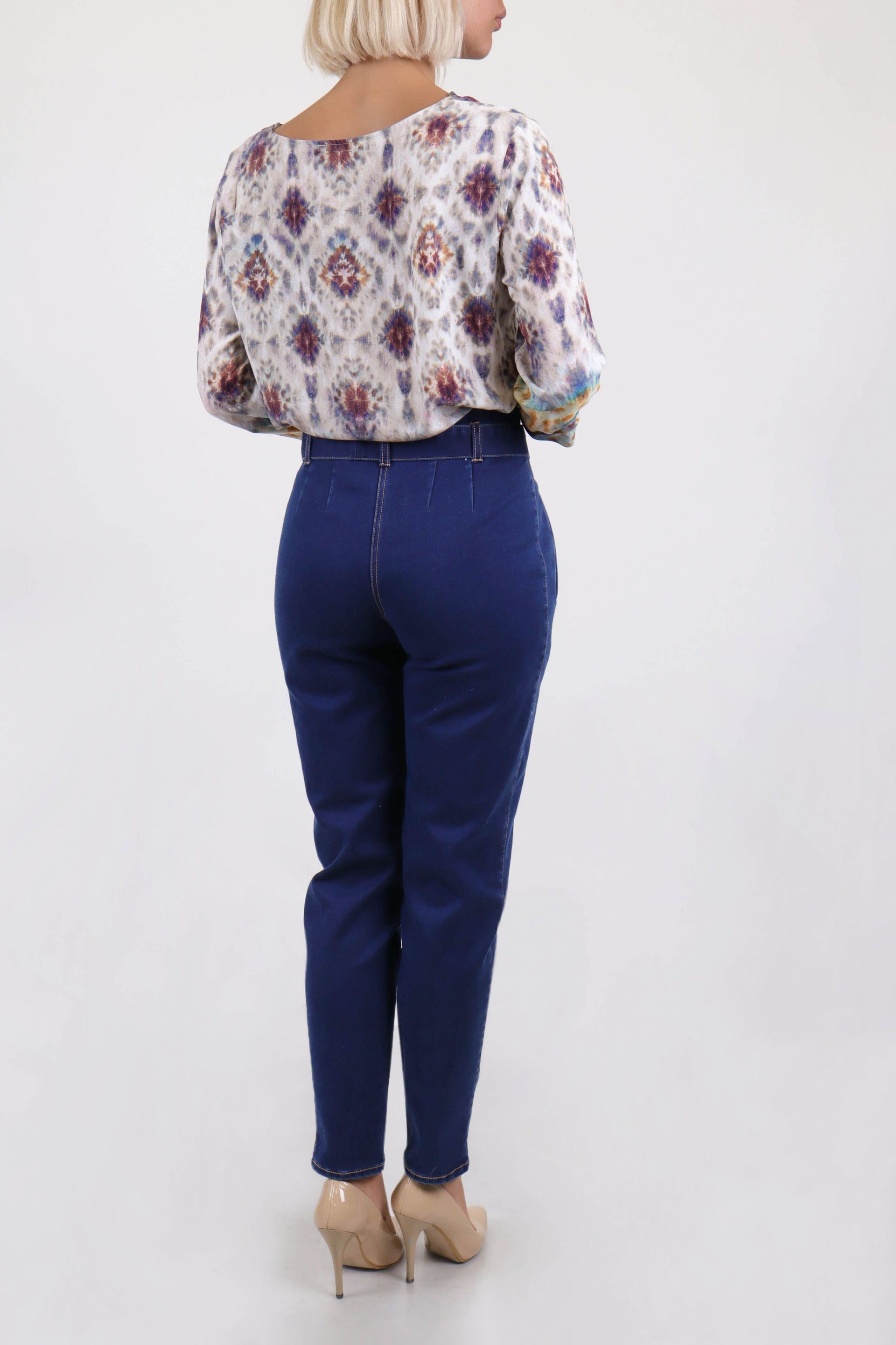 High-waisted jeans with textile belt 3