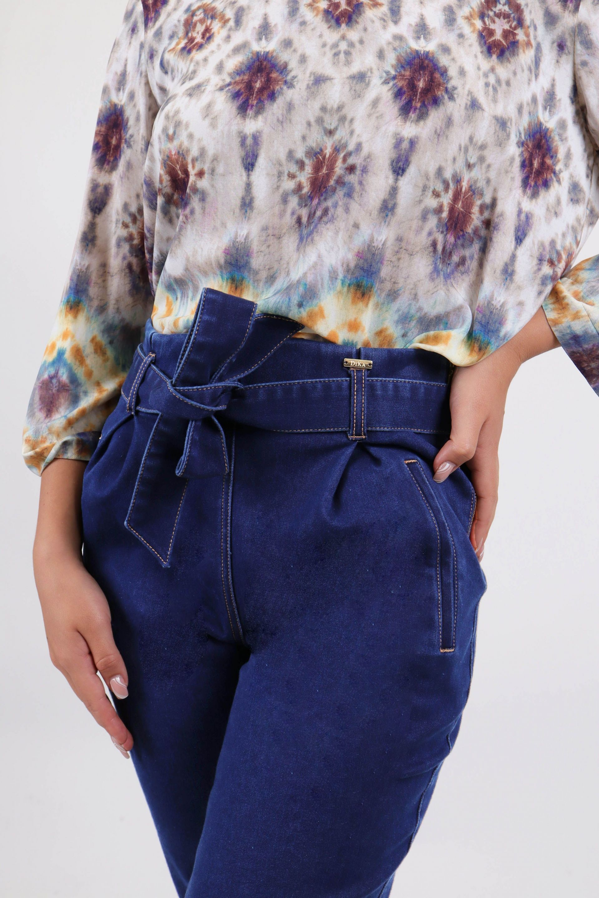 High-waisted jeans with textile belt 5
